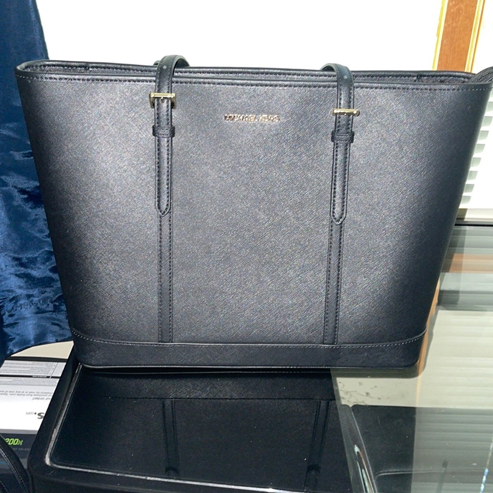 Michael Kors Jet Set SAFFIANO black tote! 🖤